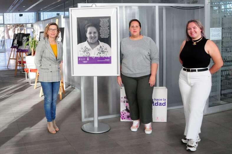 La alcaldesa Conchi Narváez y la concejala Irasema Hernández visitaron la exposición / TA